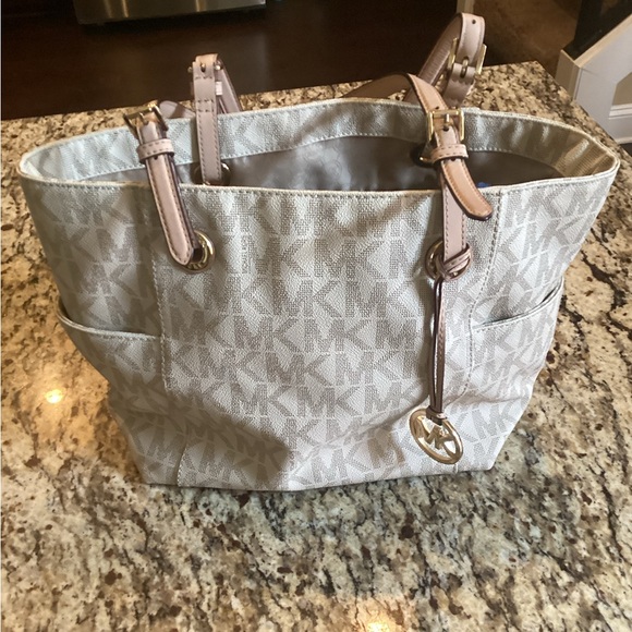 Sold - Picture 5 of 9